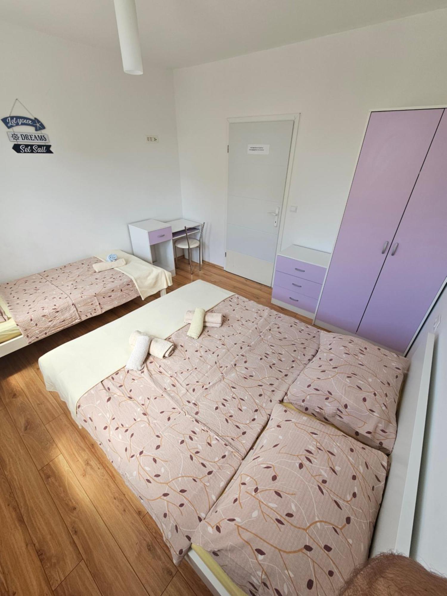 Apartments Lara Дрвеник Екстер'єр фото