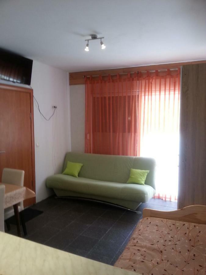 Apartments Lara Дрвеник Екстер'єр фото