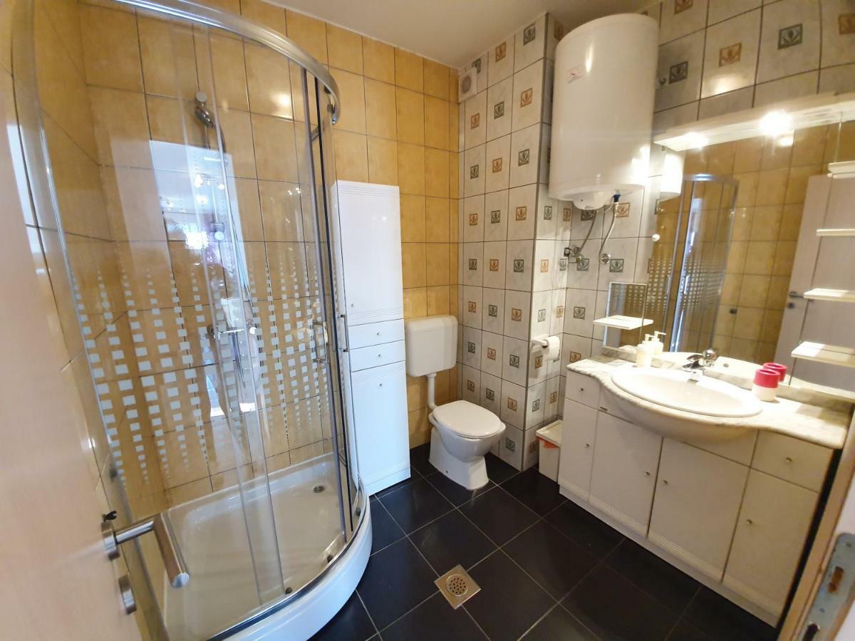 Apartments Lara Дрвеник Екстер'єр фото