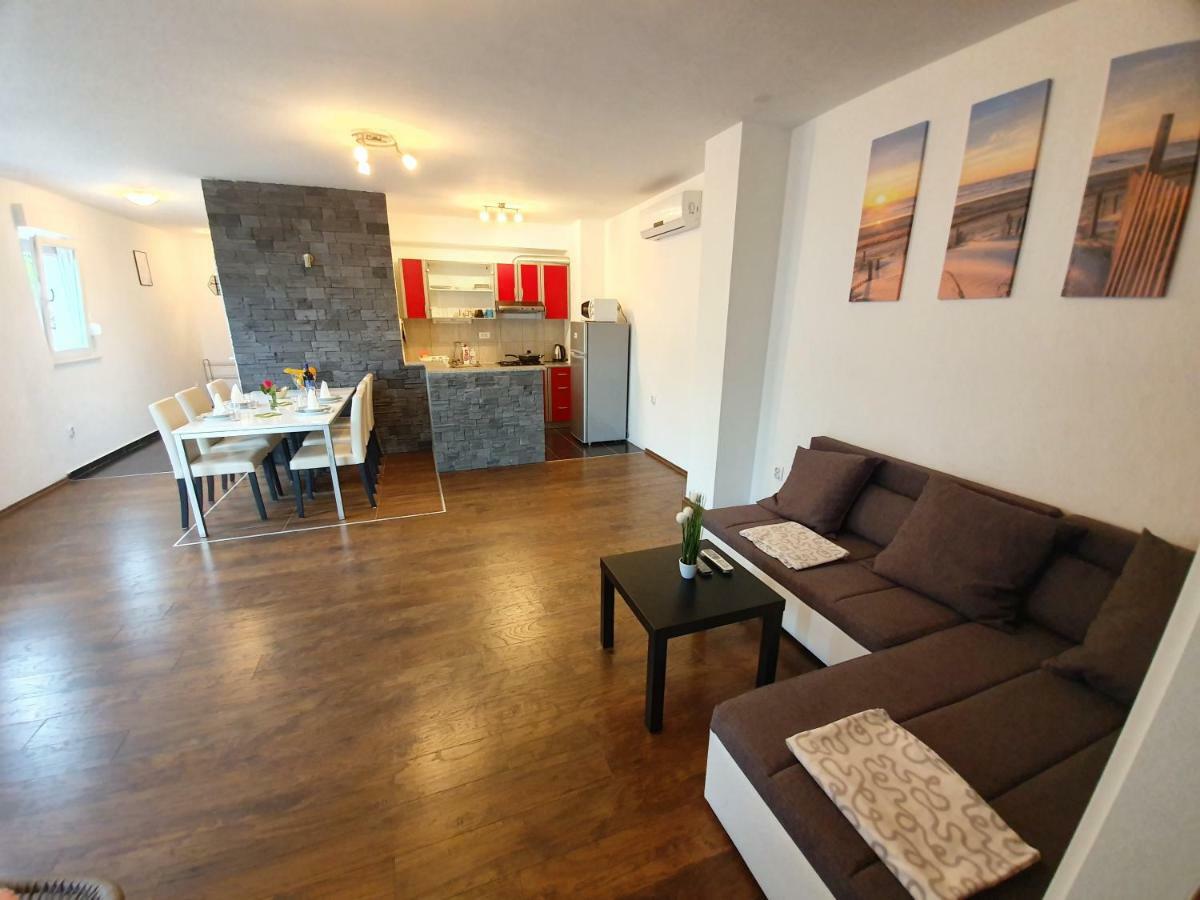 Apartments Lara Дрвеник Екстер'єр фото