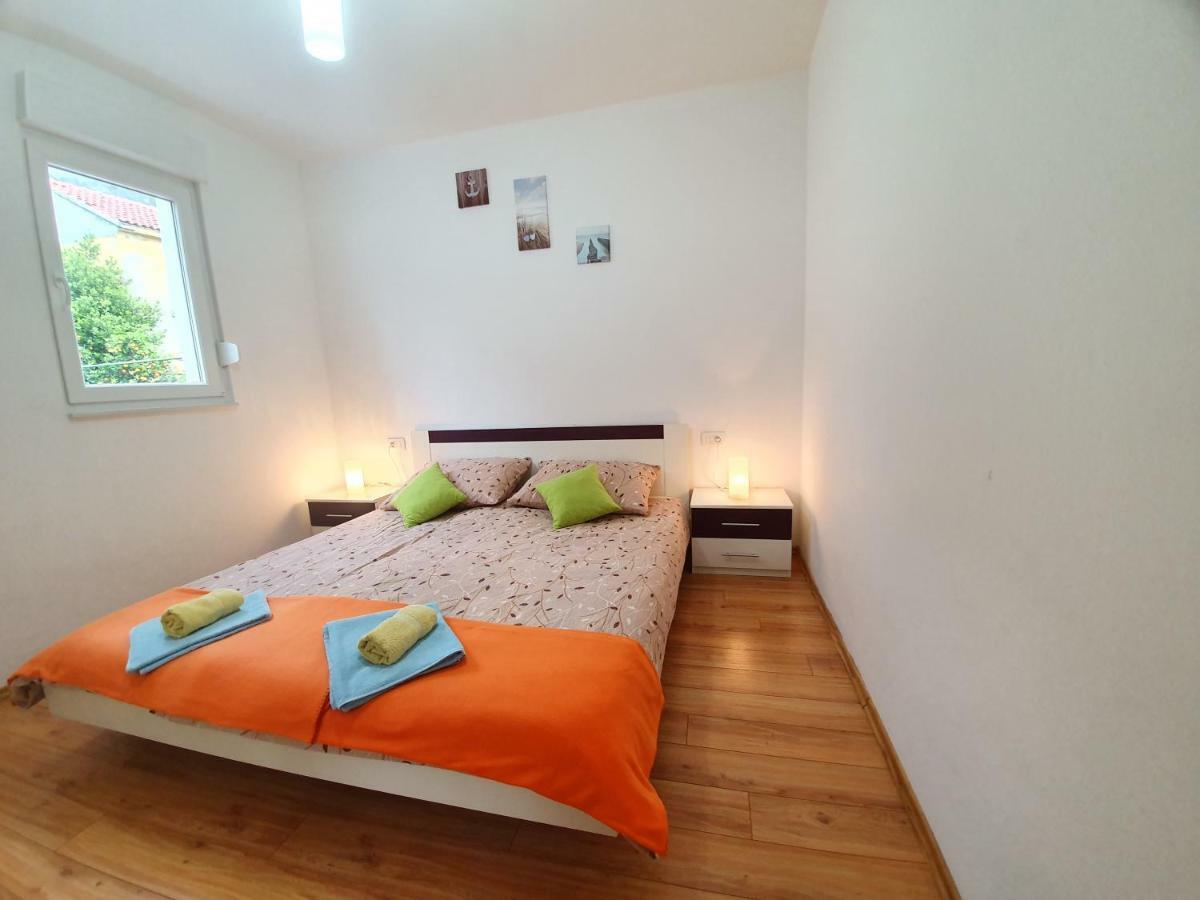 Apartments Lara Дрвеник Екстер'єр фото