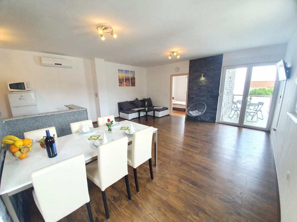 Apartments Lara Дрвеник Екстер'єр фото
