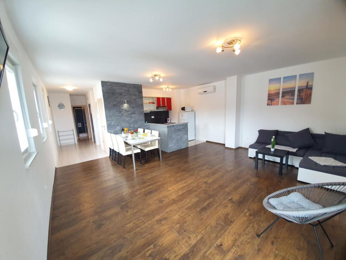 Apartments Lara Дрвеник Екстер'єр фото