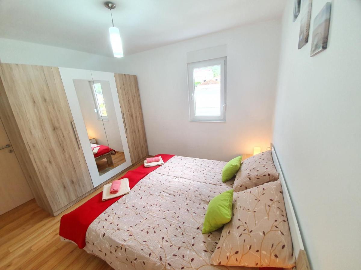 Apartments Lara Дрвеник Екстер'єр фото